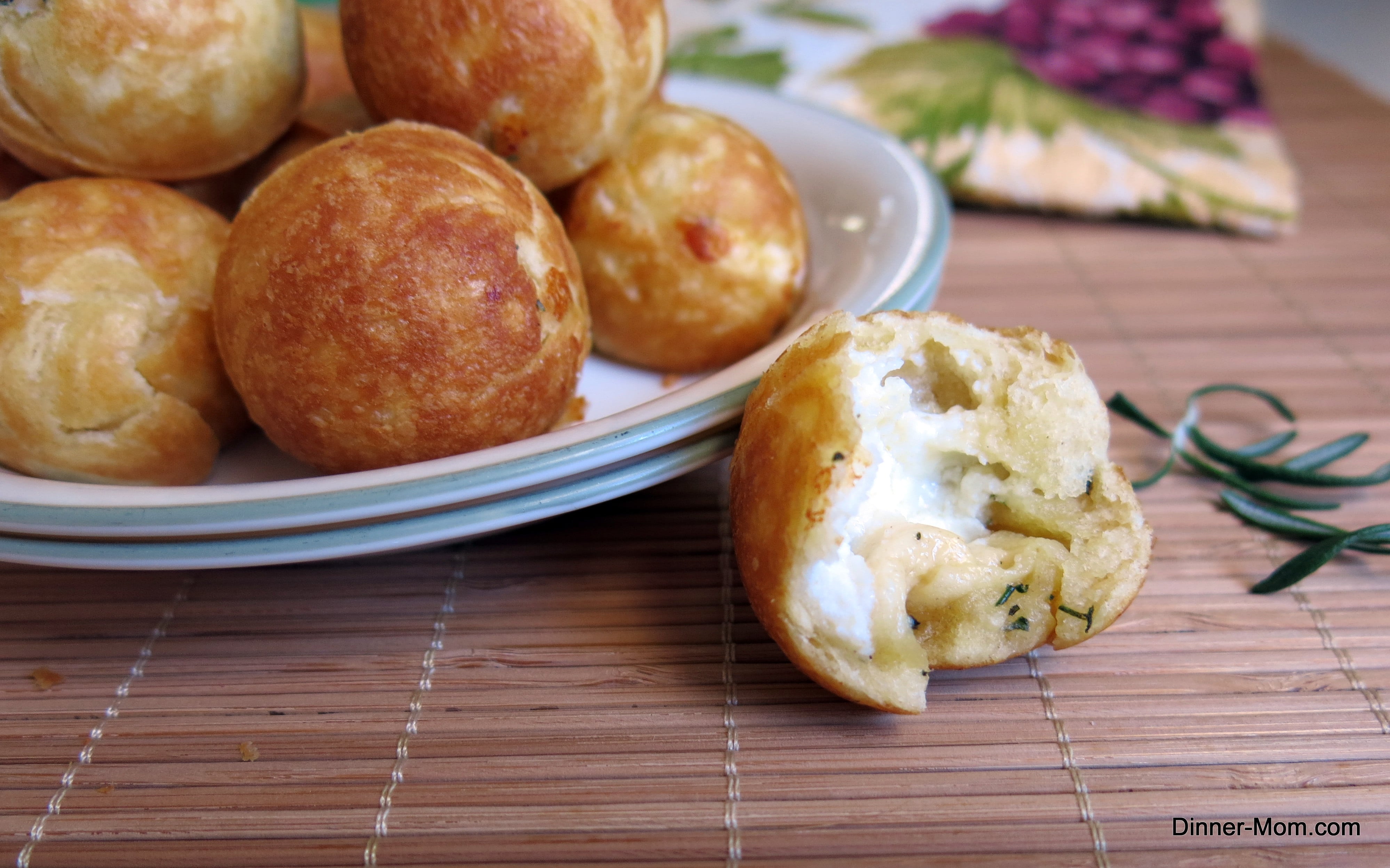 Straat vervangen geweld Three Cheese Rosemary and Garlic Pizza Bites in a Cake Pops Maker - The  Dinner-Mom