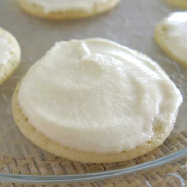 Key lime cookies and key lime icing om a plate