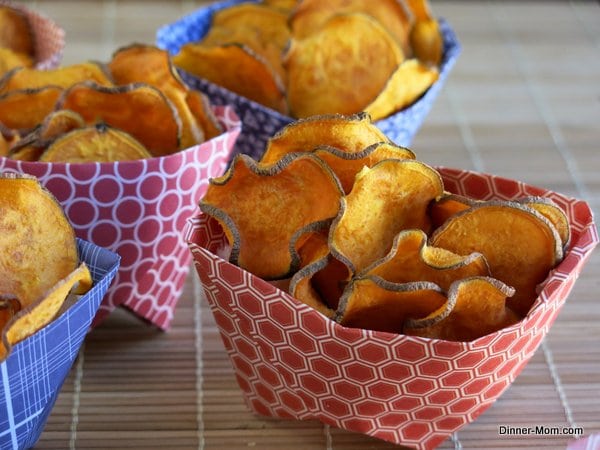 Croustilles de patate douce dans un contenant en papier