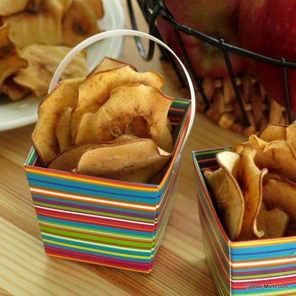 Les chips de pomme cuites au four dans un récipient en papier