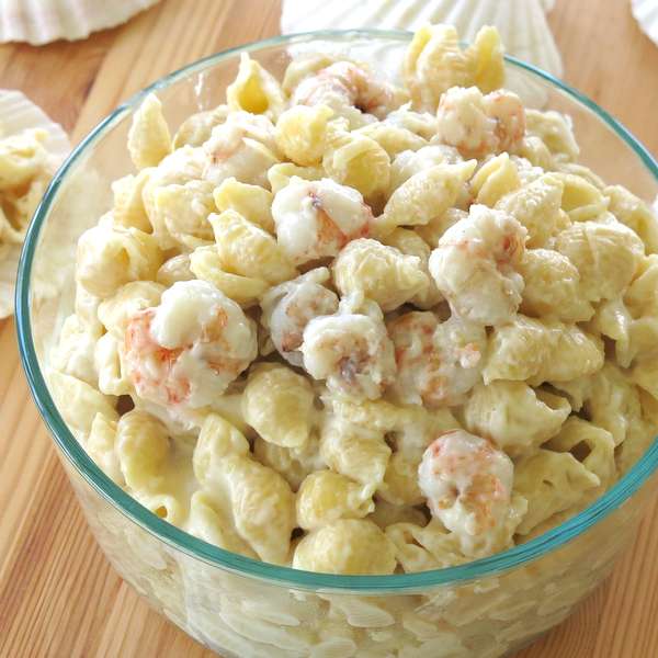 Large glass bowl with Shrimp Mac and Cheese Recipe in itg