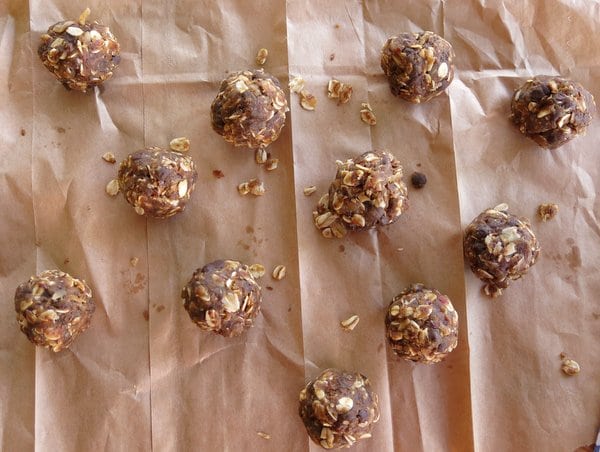 Oatmeal and Chocolate Healthy Energy Balls with no added sugar