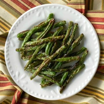 Crispy Roasted Green Beans on a plate.