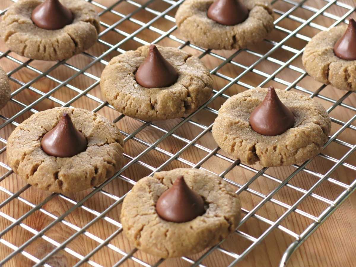 3-ingredient peanut butter blossum cookies on a cooling sheet.