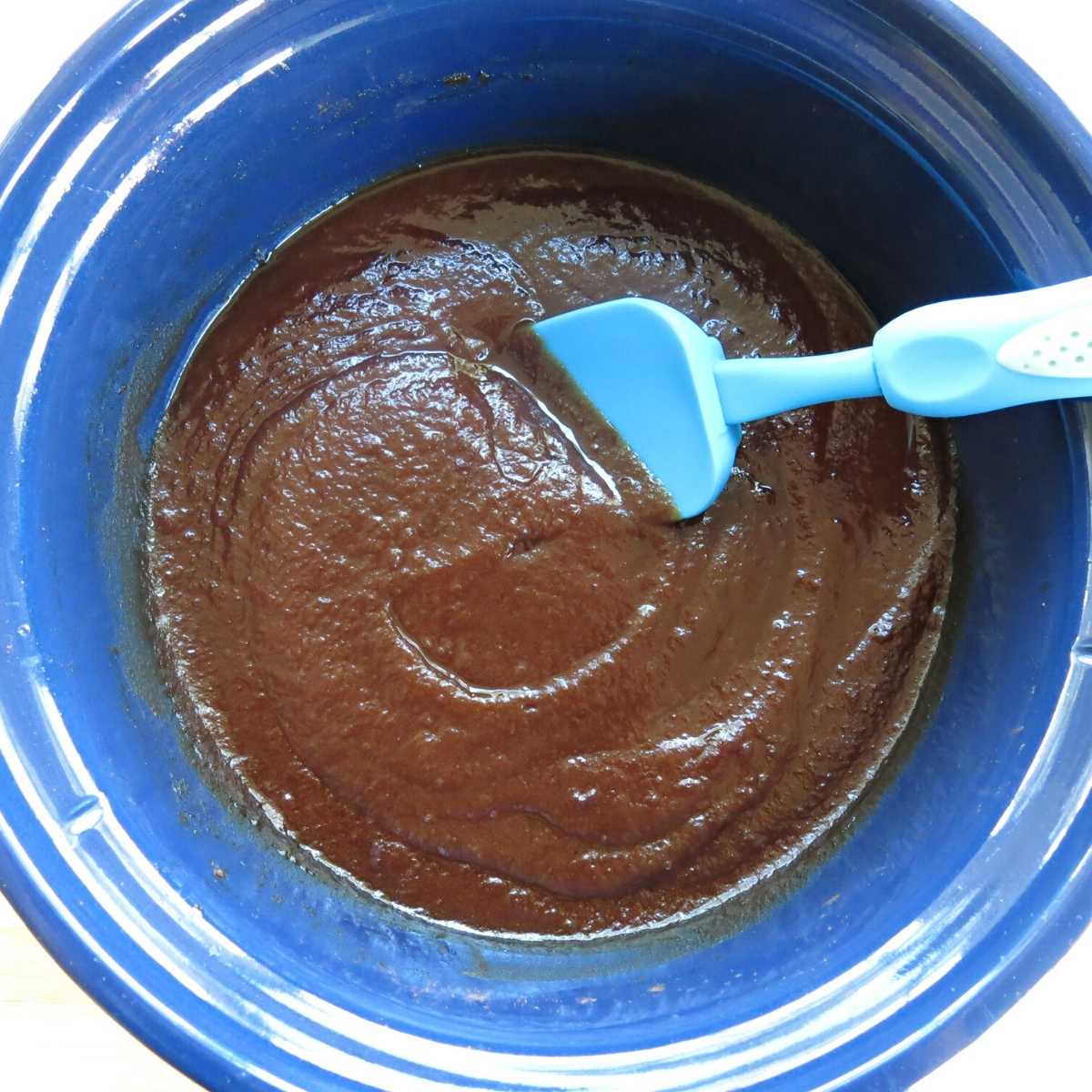 Sugar-free apple butter in slow cooker.